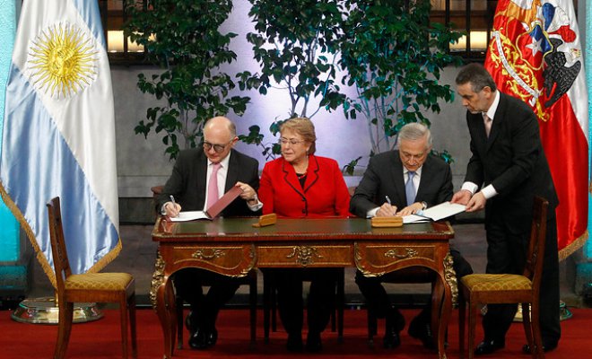 Chile y Argentina firman acuerdos de integración en jornada binacional