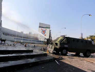 Estudiantes se enfrentan con FF.EE. de Carabineros en frontis de la Usach