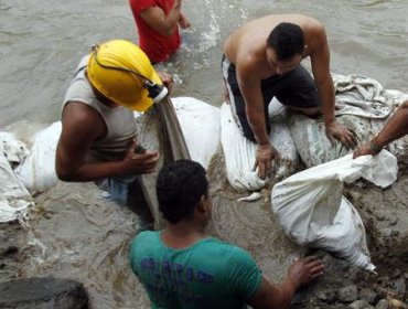 Rescatan primeros dos cuerpos de mineros colombianos atrapados en mina de oro