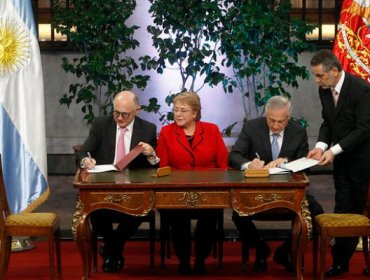Chile y Argentina firman acuerdos de integración en jornada binacional