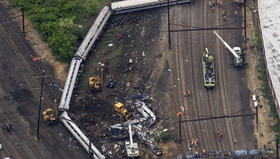 Tren accidentado en Filadelfia iba al doble de la velocidad permitida