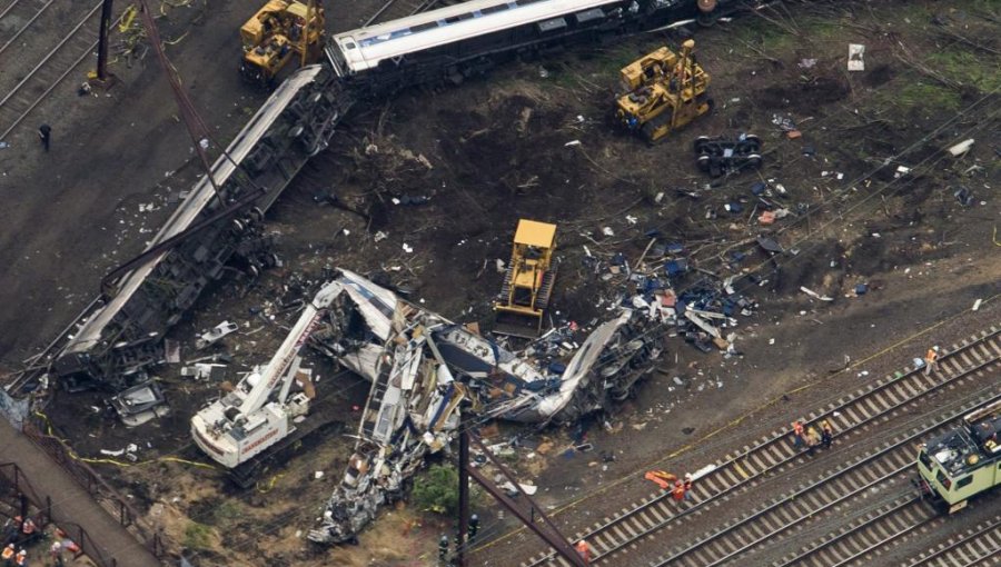 FBI investiga si el tren que descarriló en Filadelfia sufrió antes un impacto