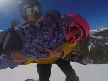 Video: Padre e hijas disfrutan de un increíble paseo en snowboard