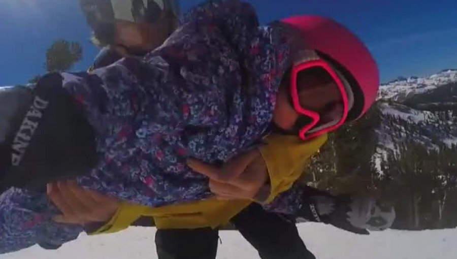 Video: Padre e hijas disfrutan de un increíble paseo en snowboard