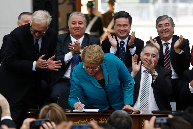 Presidenta Bachelet firma proyecto de ley de fortalecimiento de la gestión y profesionalización del personal municipal