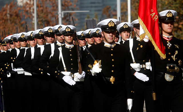 Miembros de la Armada de Chile desfilan en conmemoración de las Glorias Navales