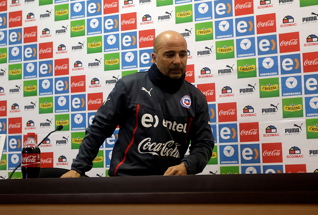 Sampaoli tras presentar libro biográfico: "Chile va a jugar con 11 kamikazes"