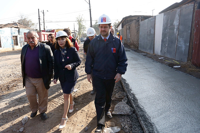 Presentan política de mejoramiento de veredas en 47 comunas de la Capital