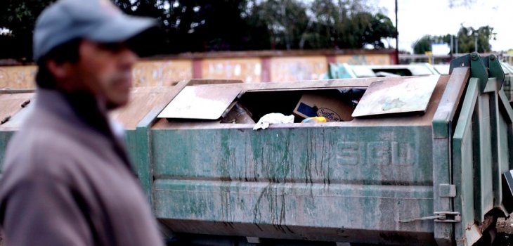 Vecinos de Maipú se querellan contra ministro Undurraga por contratos de basura