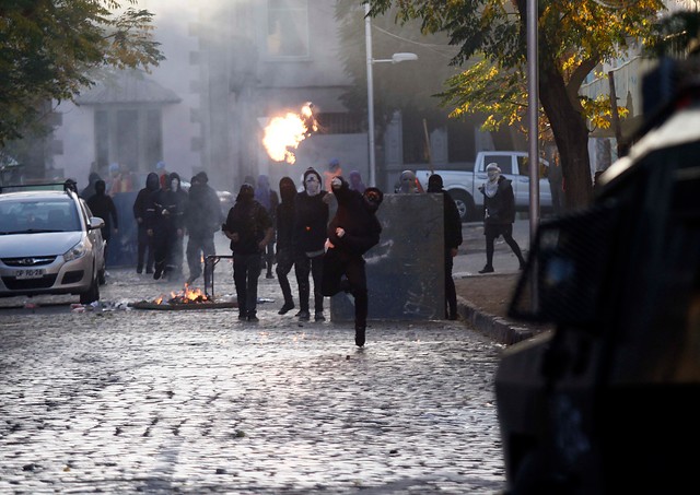 Encapuchados protagonizan incidentes frente a Liceo de Aplicación en Santiago