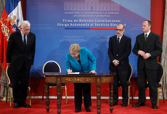 Presidenta Bachelet firma reforma constitucional que otorga autonomía al Servel