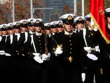 Miembros de la Armada de Chile desfilan en conmemoración de las Glorias Navales