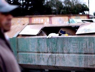 Vecinos de Maipú se querellan contra ministro Undurraga por contratos de basura