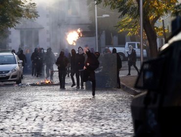 Encapuchados protagonizan incidentes frente a Liceo de Aplicación en Santiago