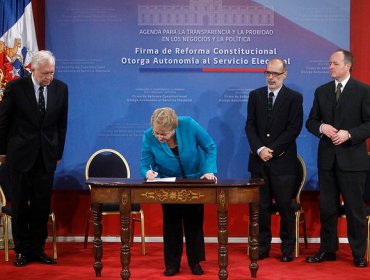 Presidenta Bachelet firma reforma constitucional que otorga autonomía al Servel