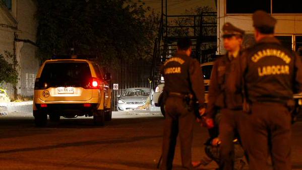 Balacera deja un delincuente y dos carabineros heridos en La Reina
