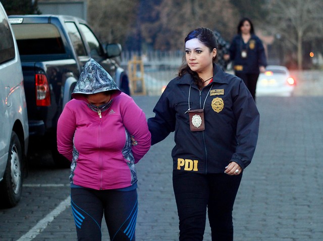 Detienen a mujer por colaborar con preso de penal de Colina en estafa telefónica