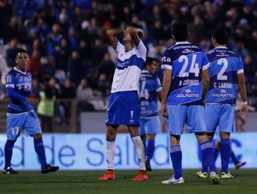 Hinchas cruzados lanzan bombas de estruendo en medio de UC-Arica