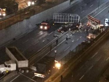 Colisión múltiple deja varios heridos y bloquea autopista en Estación Central