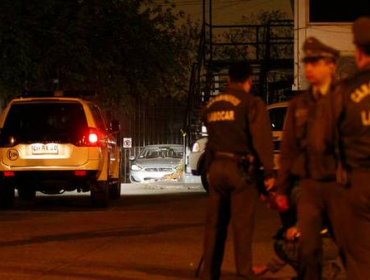 Balacera deja un delincuente y dos carabineros heridos en La Reina