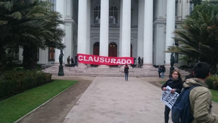 Veinte estudiantes detenidos tras toma en el ex Congreso Nacional en Santiago