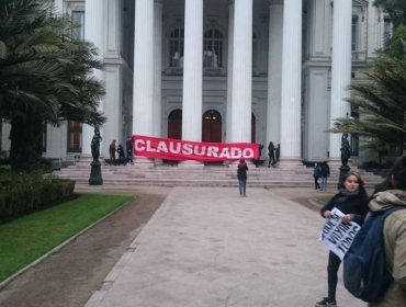 Veinte estudiantes detenidos tras toma en el ex Congreso Nacional en Santiago