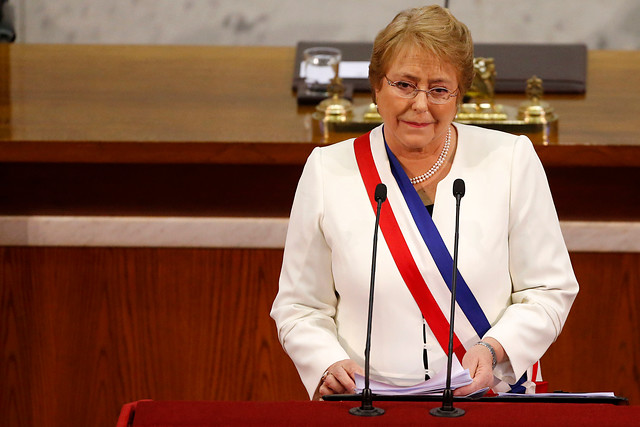 Reformas en la constitución y temas de educación marcan el discurso presidencial de Bachelet