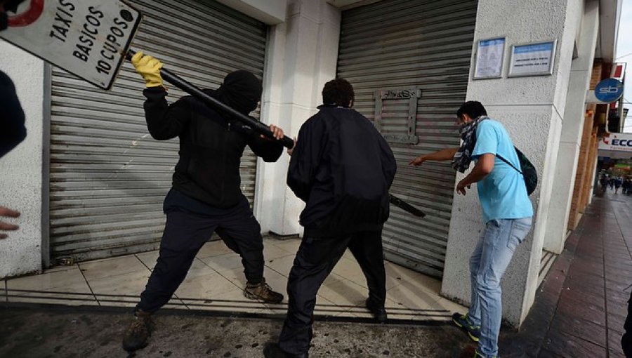 Incidentes durante marcha en Valparaíso dejan varios detenidos y un herido