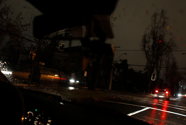 Automóvil volcado genera gran congestión en Costanera Andrés Bello