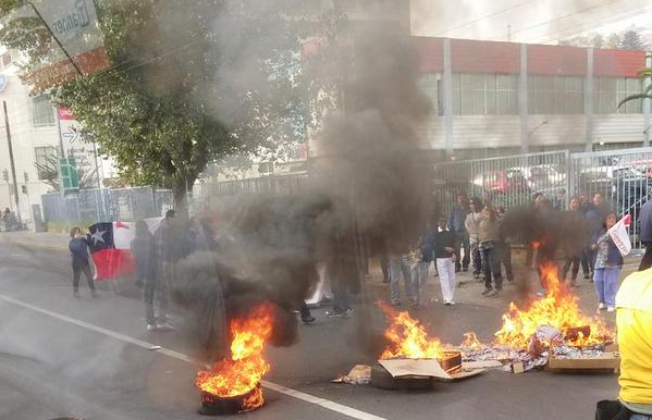 Manifestantes de la Fenats se tomaron Avenida Colón en Valparaíso