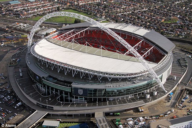 Evacúan alrededores del estadio de Wembley por bomba de la II Guerra Mundial