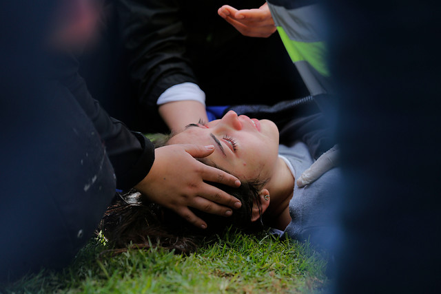 Carabineros investiga a funcionario que golpeó a joven durante marcha