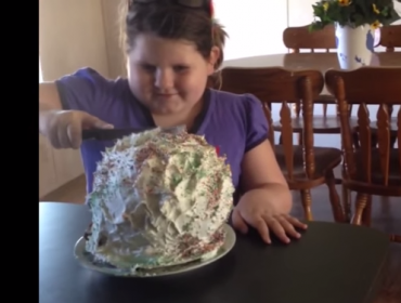 Video: Niña recibe una divertida sorpresa al partir su torta