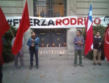 Estudiantes de la PUC realizan vigilia por compañero herido el 21 de mayo