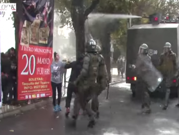 Video: Impactante registro de Carabineros que golpeo a estudiante dejándola inconsciente en marcha de 21 de mayo