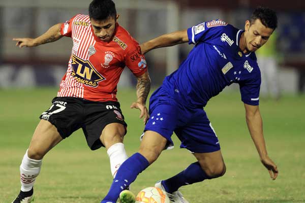 Puch y Huracán rescataron tibio empate sin goles ante Temperley