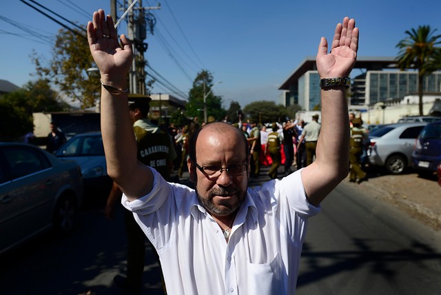 Líder del Movilh recibe "Premio a la Dignidad Augusto Olivares"