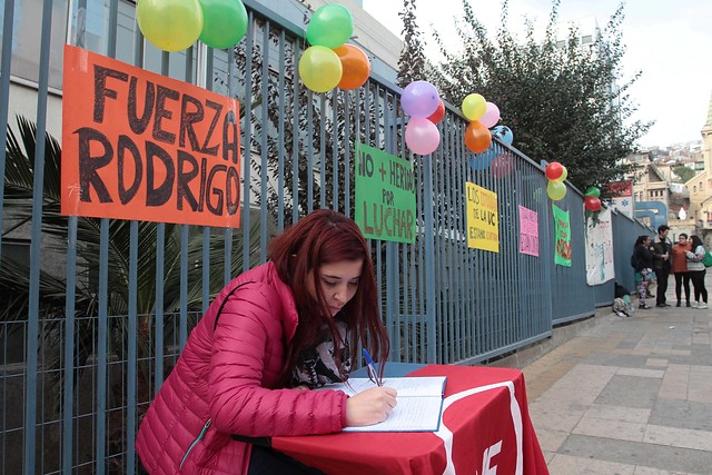 Ministros de Salud, Justicia y Educación visitan a joven herido en Valparaíso