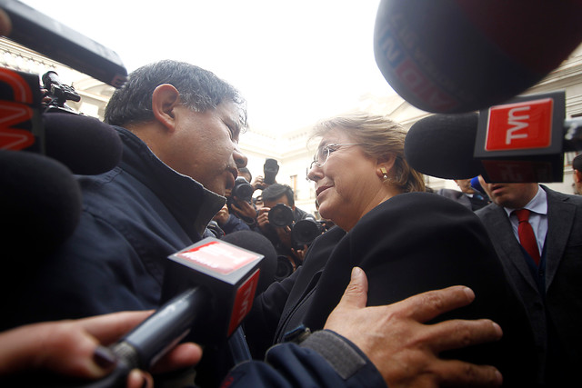 Presidenta Bachelet se encuentra con padre de Rodrigo Avilés