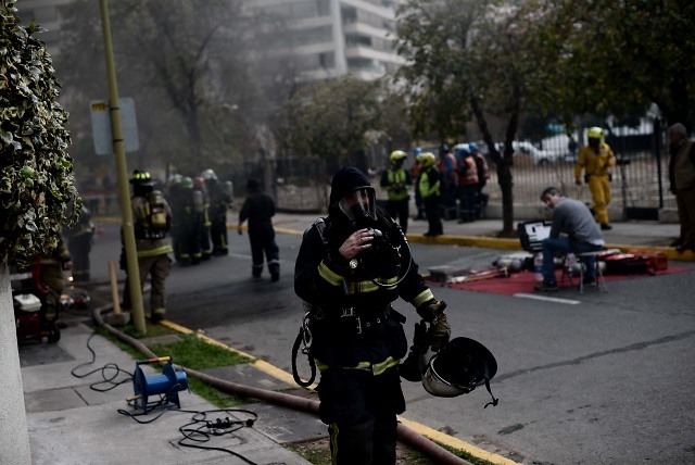 Las Condes: Bomberos evacuó edificio tras explosión de un transformador eléctrico