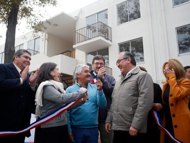 Ministra Saball entrega las llaves de las viviendas definitivas a 36 familias de San Joaquín