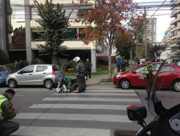 Viña del Mar: Carabinero queda herido tras volcar su moto en accidente múltiple