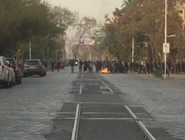 Encapuchados instalan barricadas frente a liceo Darío Salas en Santiago