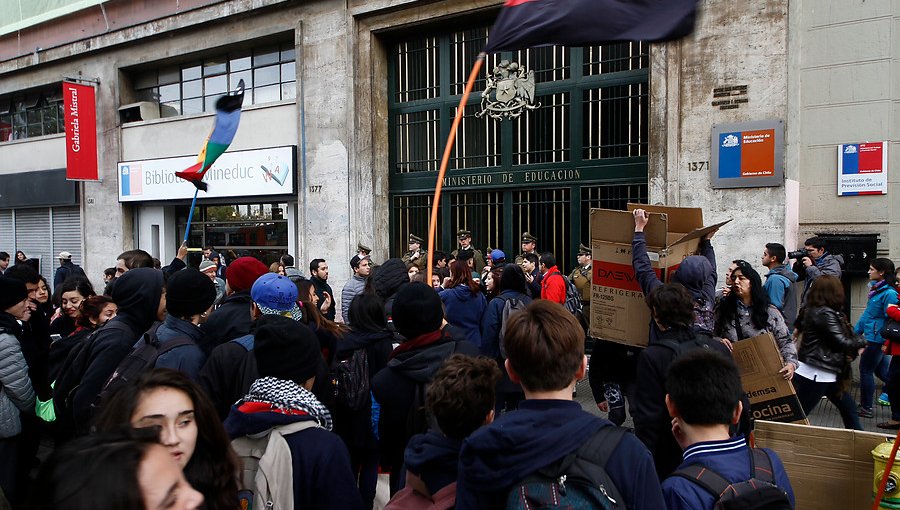 Nuevas movilizaciones en Santiago: Secundarios se tomaron la Alameda