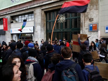 Nuevas movilizaciones en Santiago: Secundarios se tomaron la Alameda