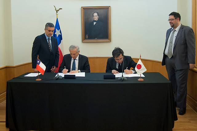 Chile y Japón firman acuerdo para reducir emisión de gases de invernadero