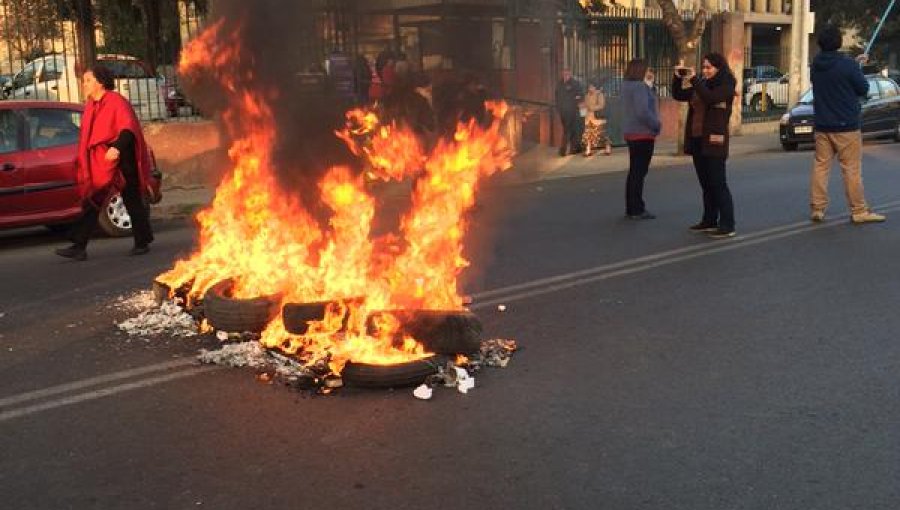 Funcionarios del Hospital San José forman barricadas en calles aledañas