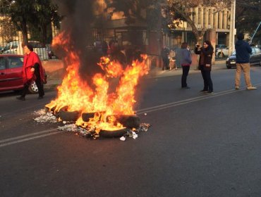 Funcionarios del Hospital San José forman barricadas en calles aledañas