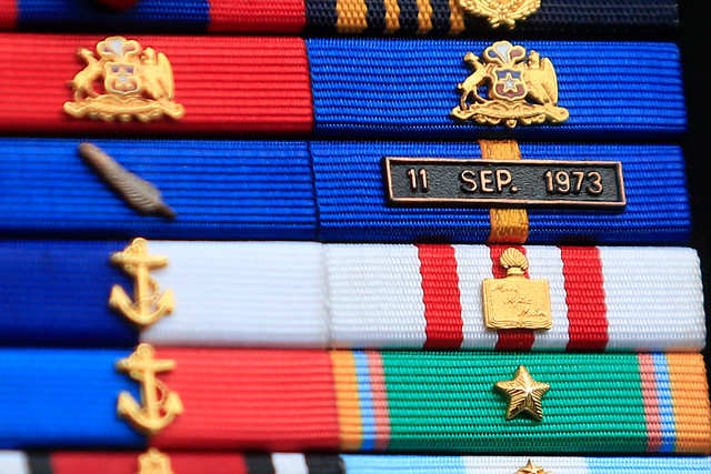 Piden sancionar a altos mandos de la Armada por uso de medallas golpistas