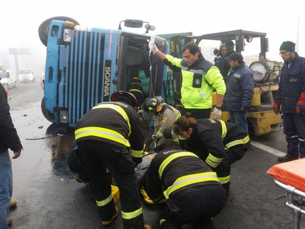 Camión volcó en la Ruta 5 Sur bloqueando la carretera a la altura de Chimbarongo